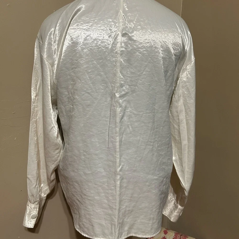 Express Sz M Ivory Cream Shimmer‎ V Neck Party Blouse Women Stylish